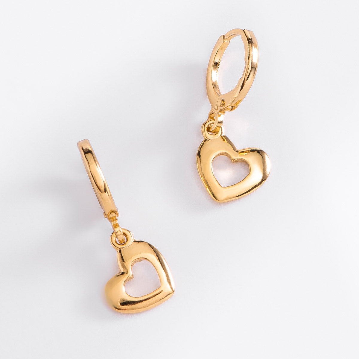 Aretes corazón hueco