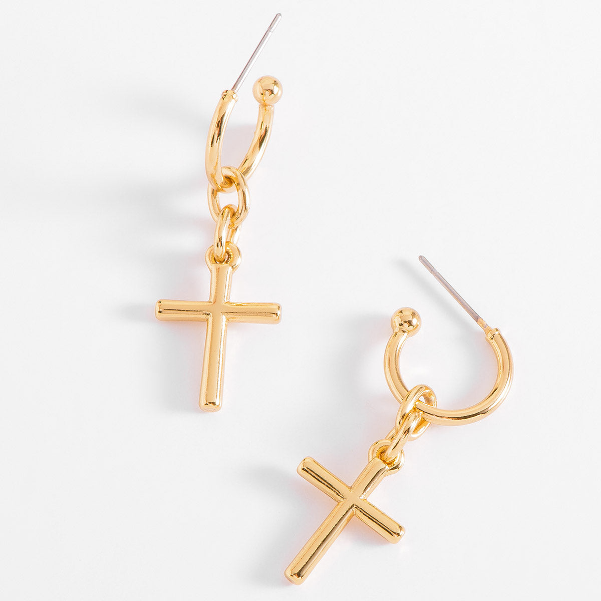 Aretes en forma de elegante cruz