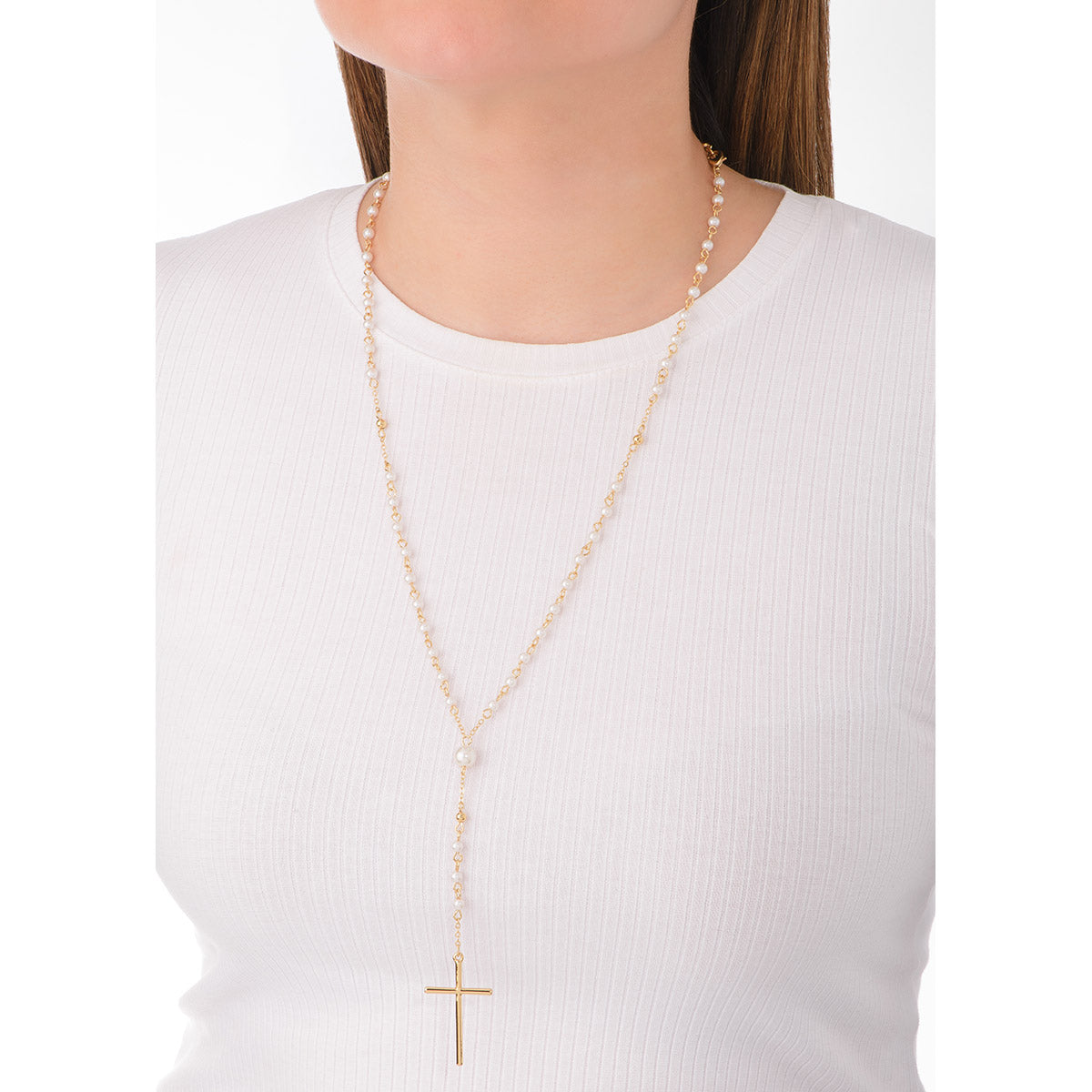 Collar con cruz y perlas crema